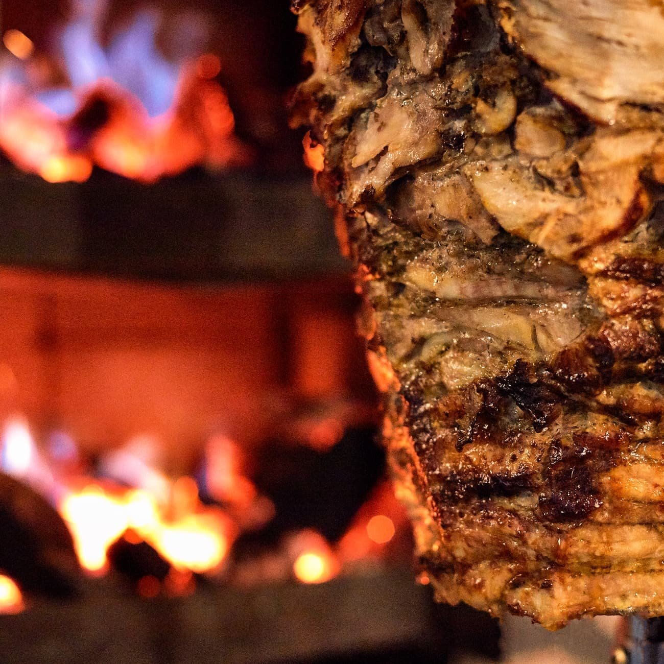 Pollo marinado 24 horas sellándose en la plancha del mostrador Ketaco