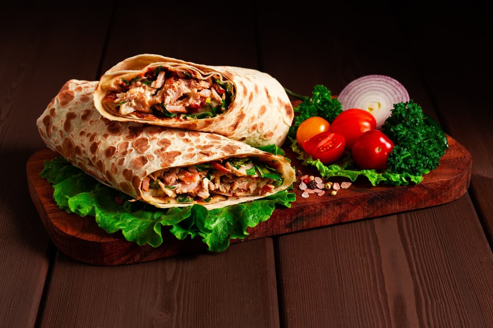 Selección de kebabs y french tacos de la carta Ketaco sobre tabla de madera