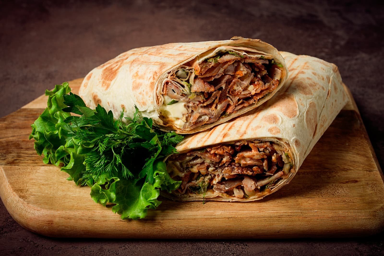 Kebab tradicional Ketaco con carne cortada a cuchillo y verduras frescas