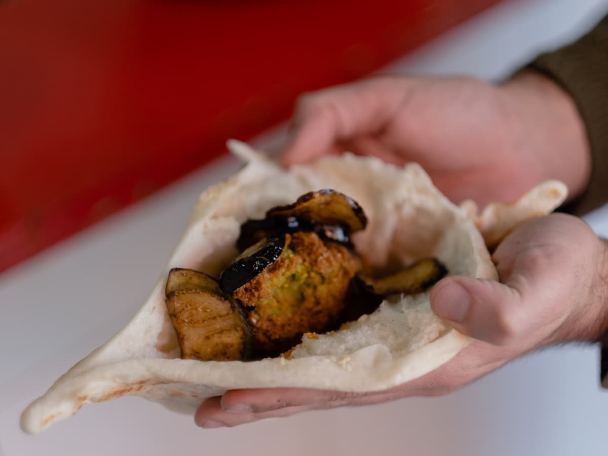 Kebab vegetariano Verde Crujiente de Ketaco con falafel frito al momento