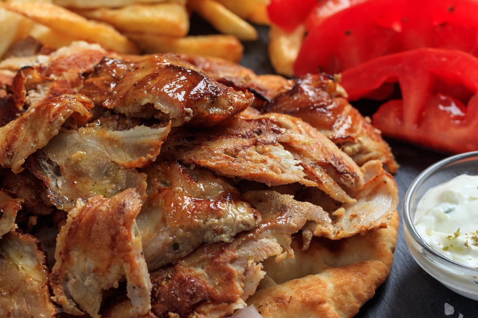 Carne de kebab recién cortada a cuchillo sobre el mostrador abierto de Ketaco