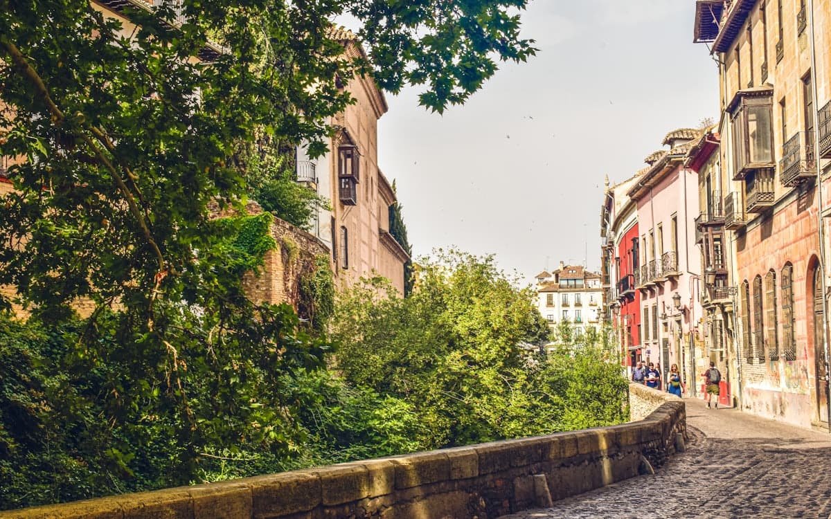 Calle del centro de Granada donde Ketaco abre su primer local